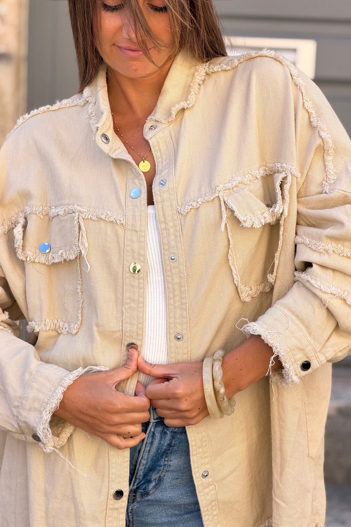 Veste en jean beige oversize finitions franges Rock and Roll en bouclettes orange