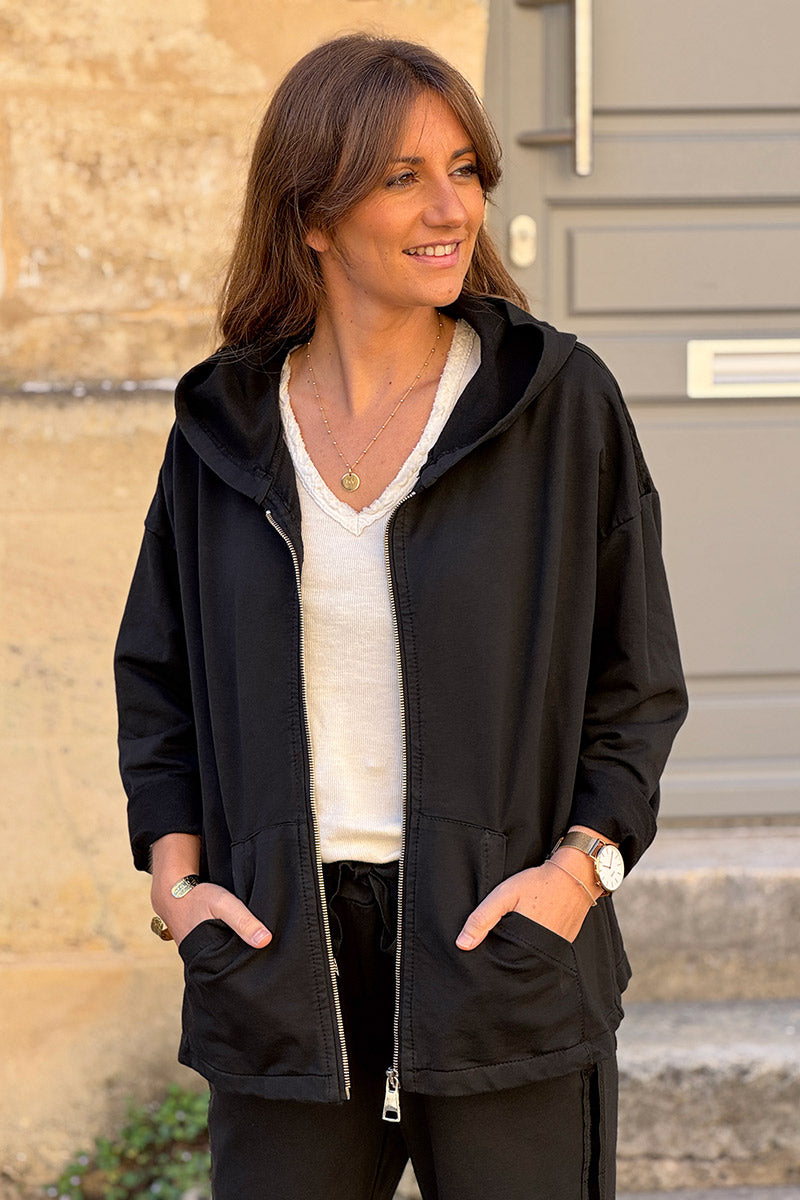 Cómoda chaqueta negra con capucha con cremallera, ribete de satén y bolsillos