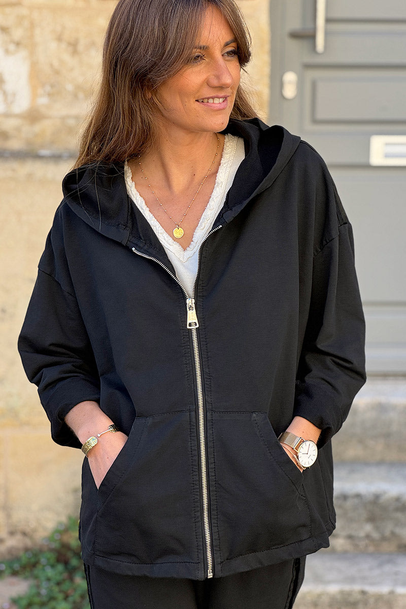 Cómoda chaqueta negra con capucha con cremallera, ribete de satén y bolsillos