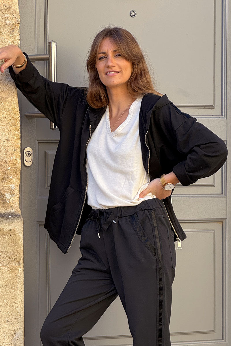 Veste noire confort à capuche zippée avec liseré satiné et poches
