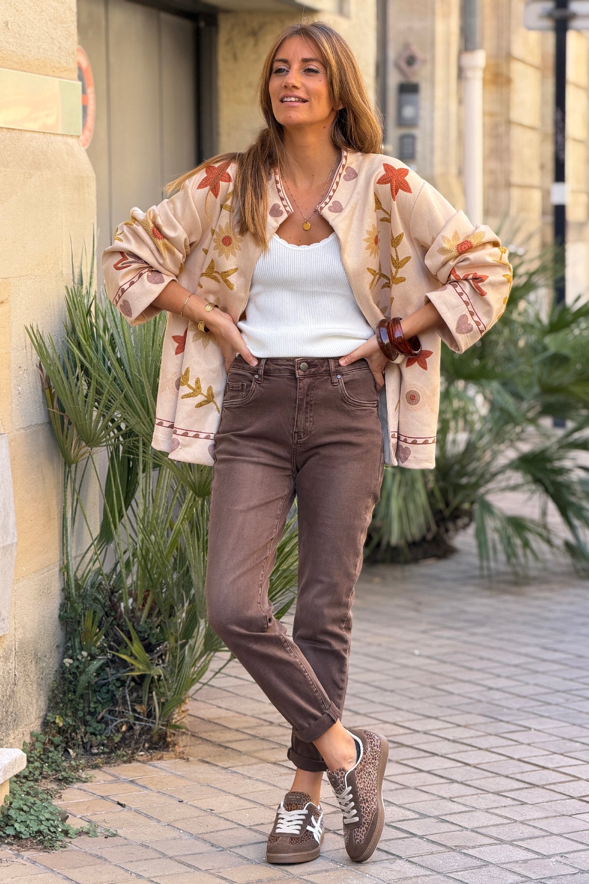 Veste souple en suédine beige imprimé fleurs et œil effet broderie
