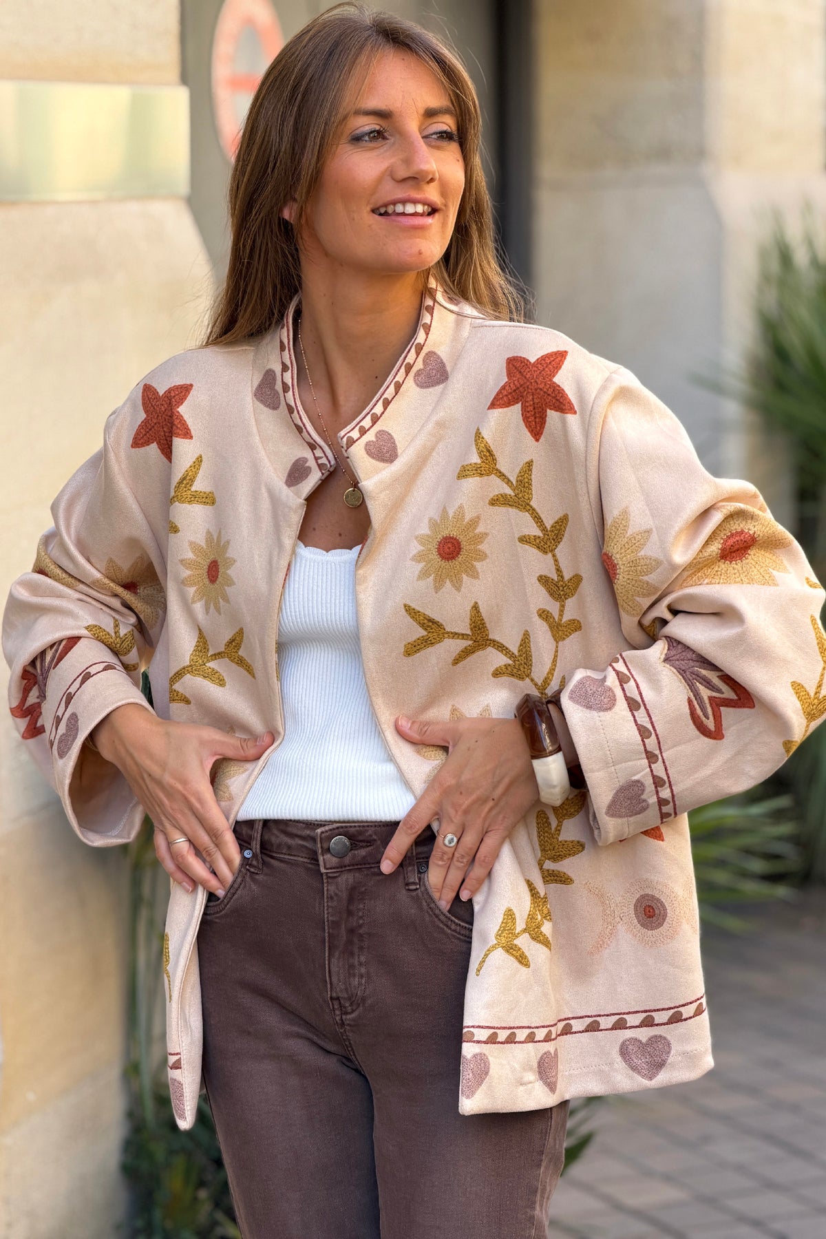 Veste souple en suédine beige imprimé fleurs et œil effet broderie