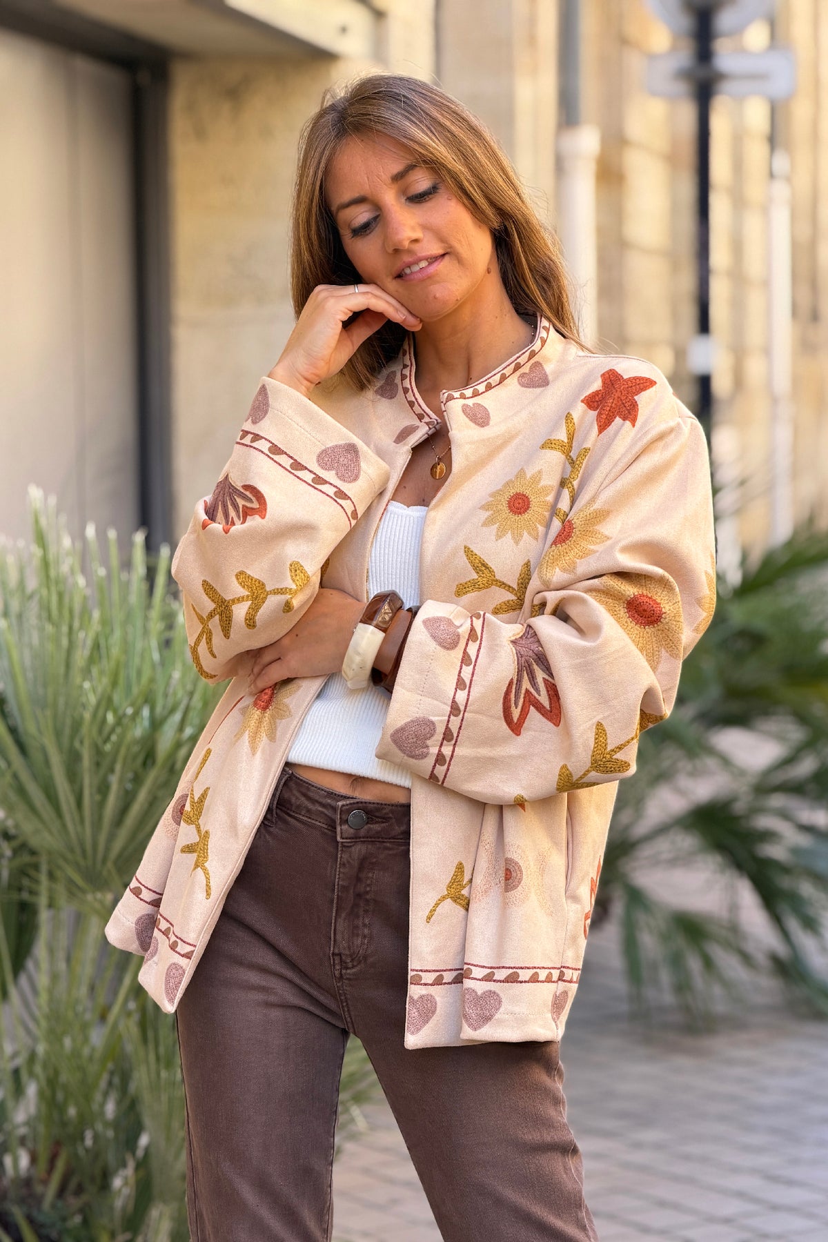 Veste souple en suédine beige imprimé fleurs et œil effet broderie