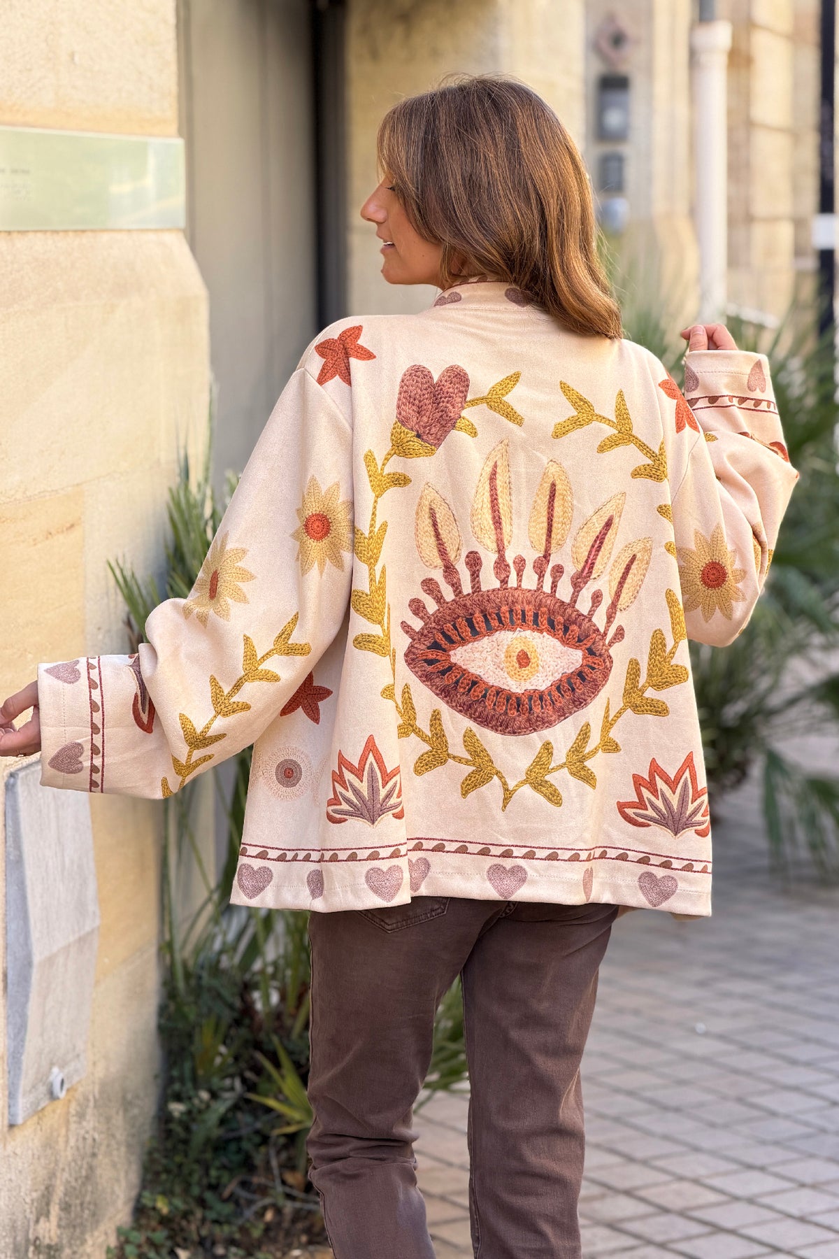 Veste souple en suédine beige imprimé fleurs et œil effet broderie