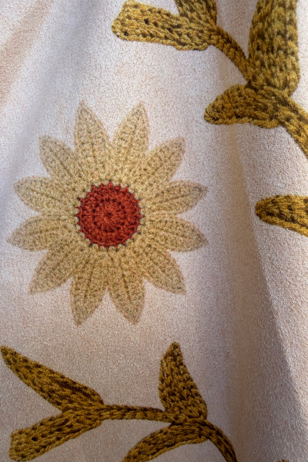 Veste souple en suédine beige imprimé fleurs et œil effet broderie
