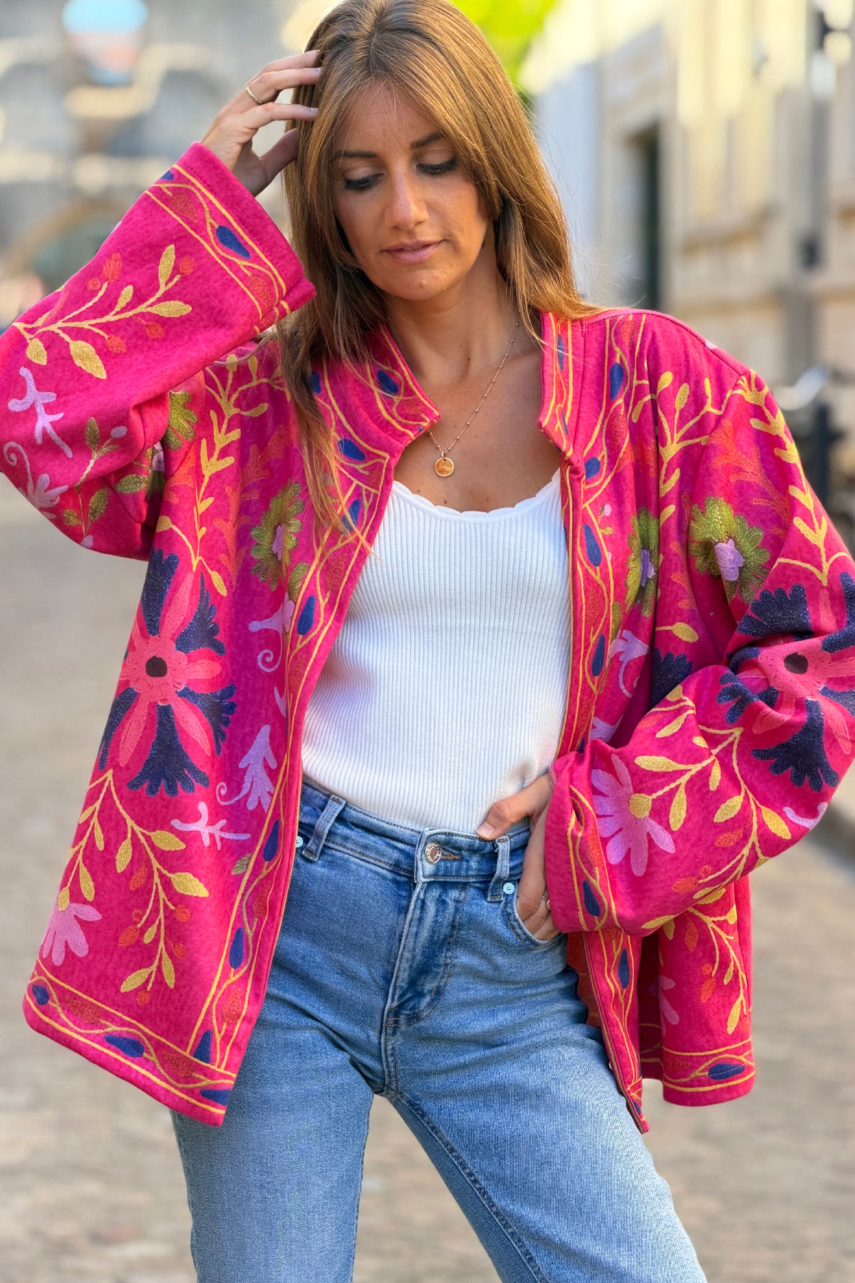 Veste souple en suédine fuchsia imprimé fleurs colorées effet broderie