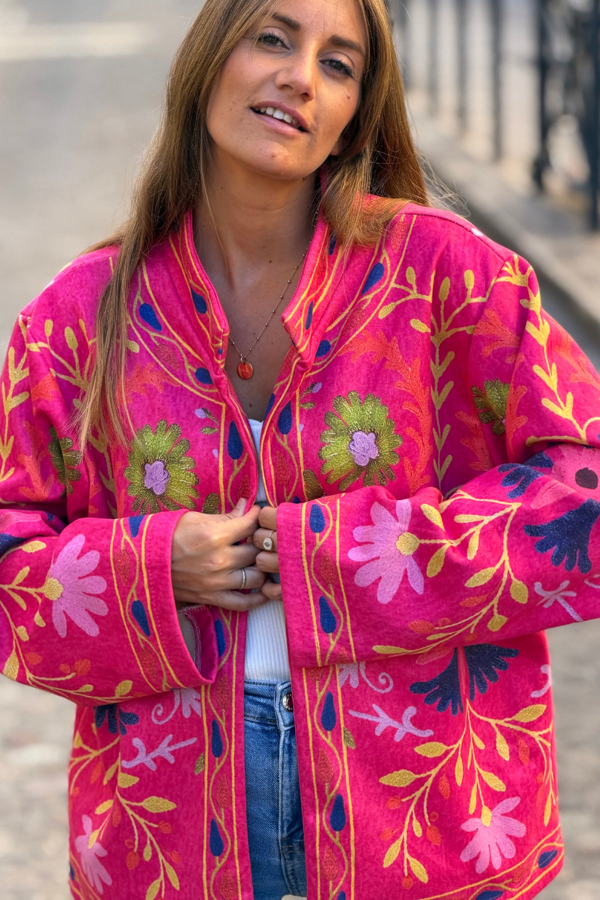 Veste souple en suédine fuchsia imprimé fleurs colorées effet broderie