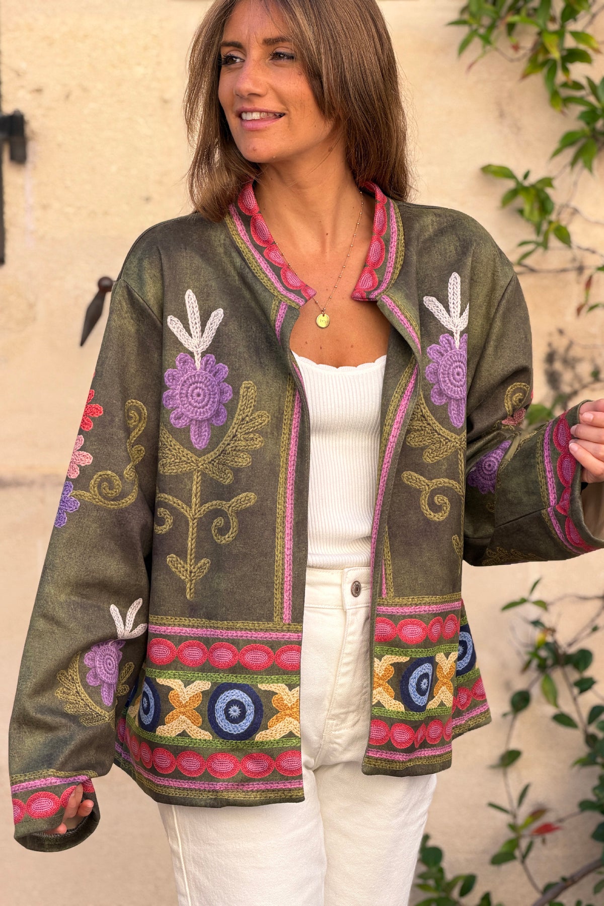 Veste souple en suédine kaki imprimé fleurs colorées effet broderie