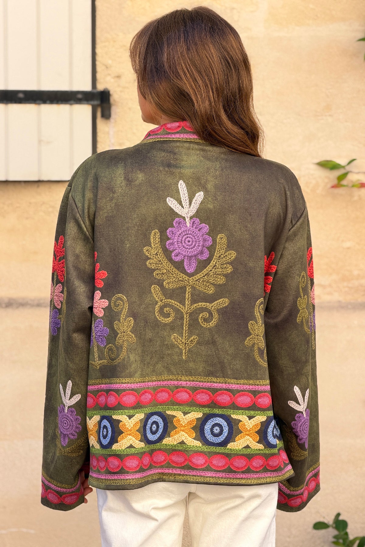 Veste souple en suédine kaki imprimé fleurs colorées effet broderie