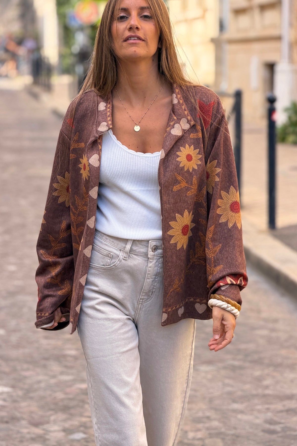 Veste souple en suédine marron imprimé fleurs et œil effet broderie