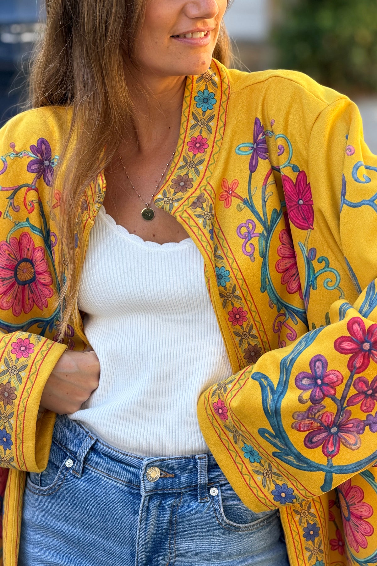 Veste souple en suédine moutarde imprimé arabesques et fleurs effet broderie