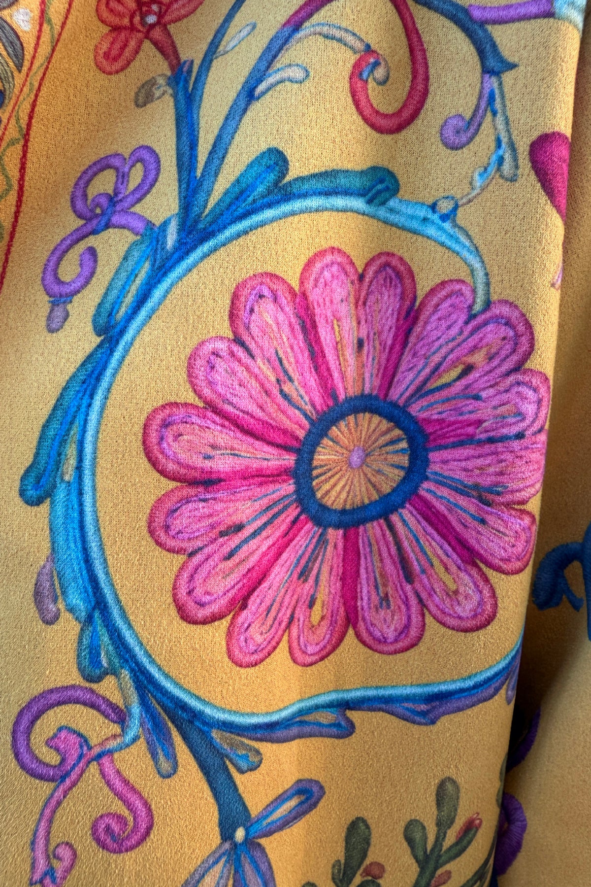 Veste souple en suédine moutarde imprimé arabesques et fleurs effet broderie