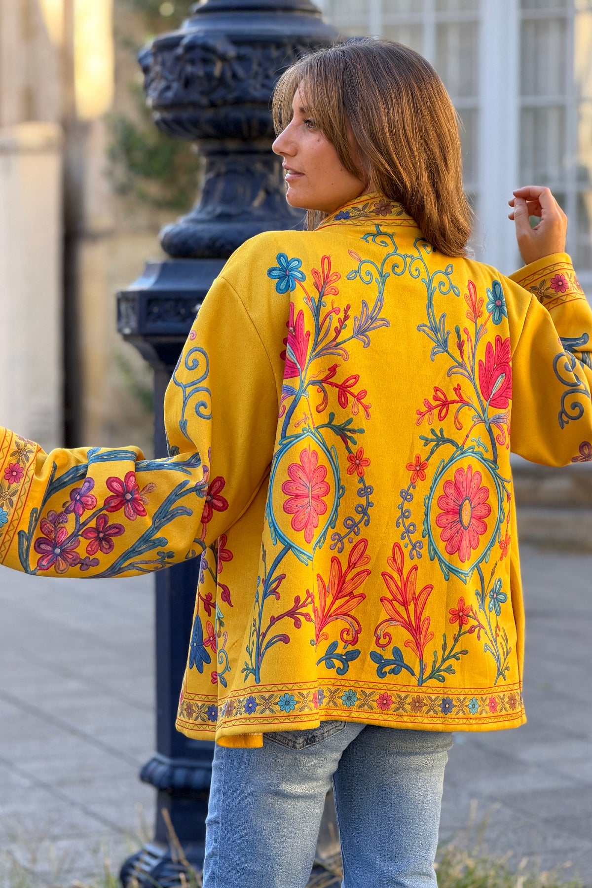 Veste souple en suédine moutarde imprimé arabesques et fleurs effet broderie