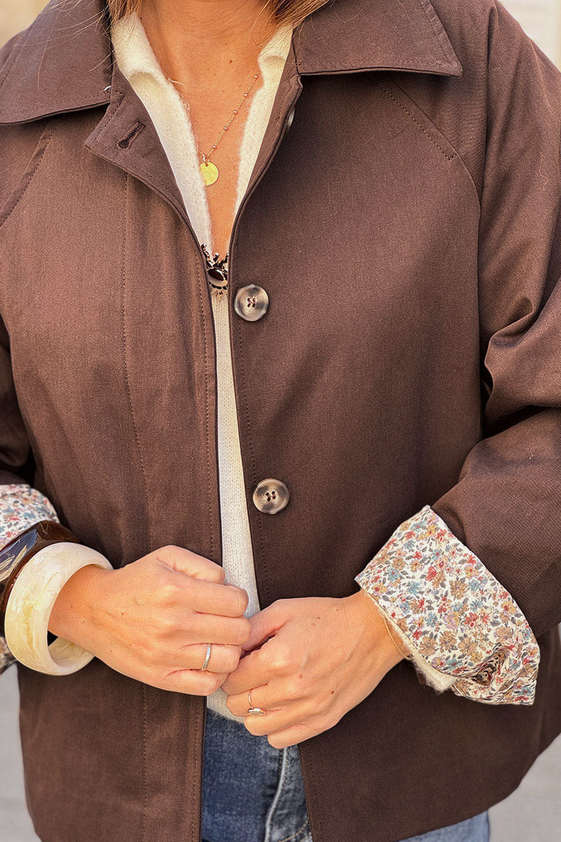 Veste style trench court marron avec boutons écaille poches et doublure fleurs liberty