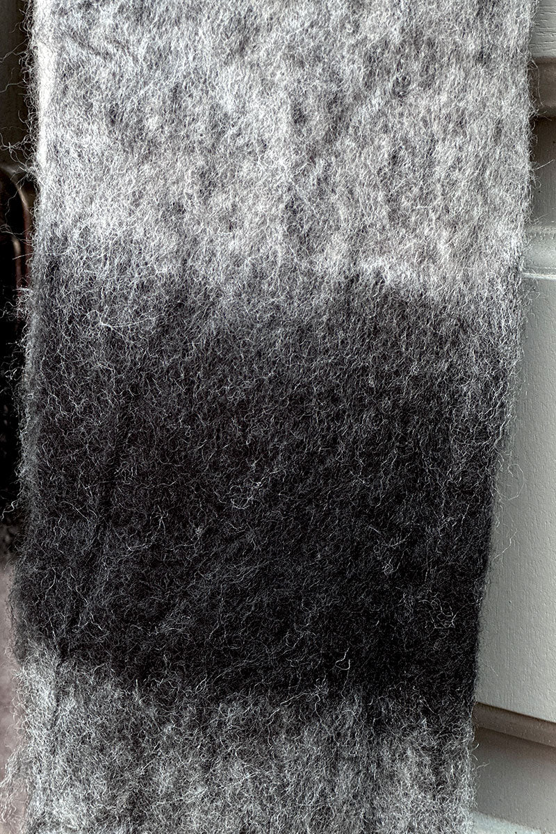 Echarpe toute douce à carreaux noir et gris avec franges