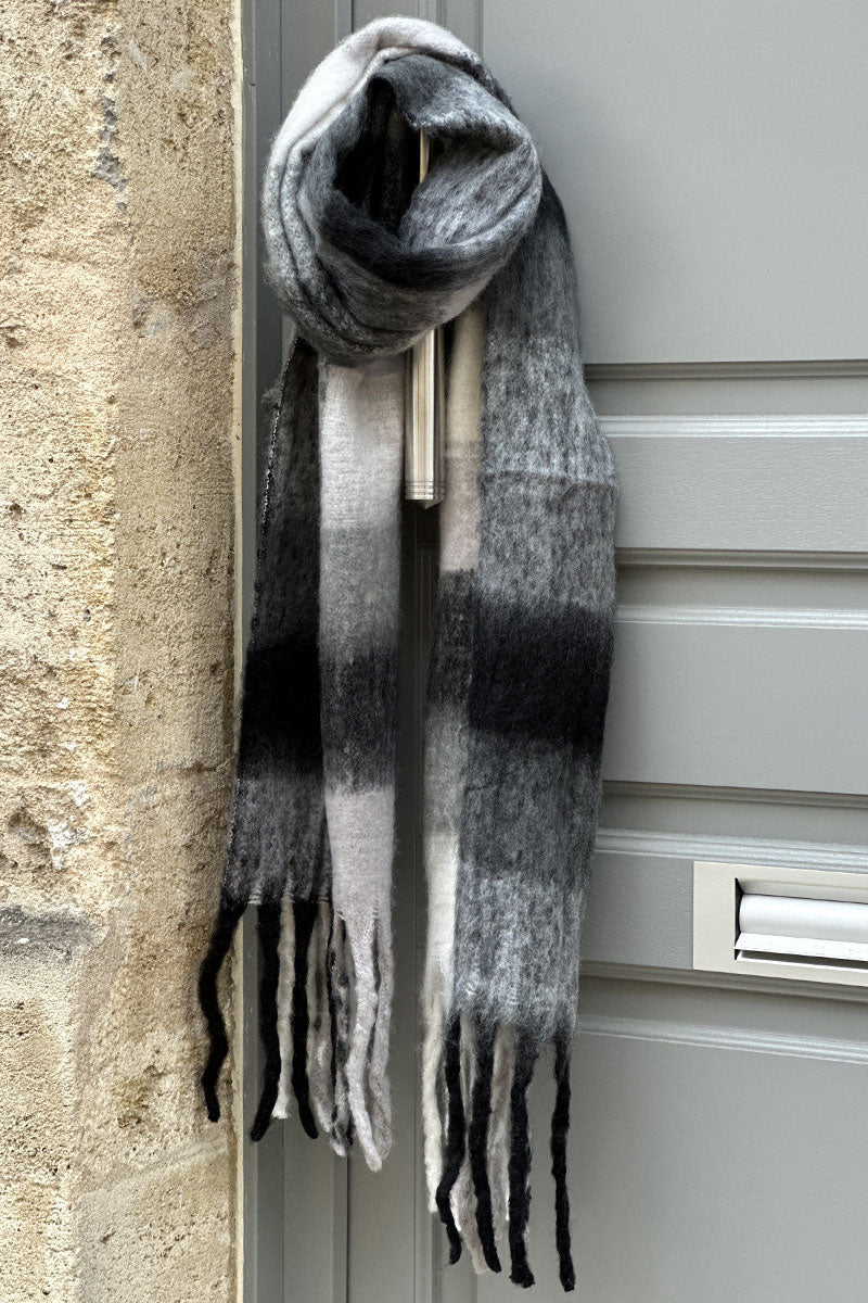 Echarpe toute douce à carreaux noir et gris avec franges